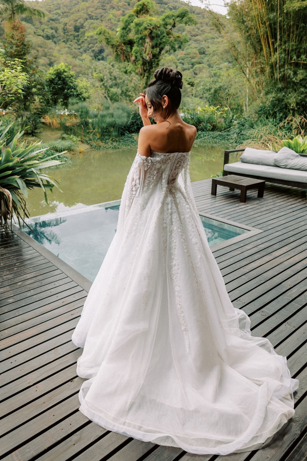 noiva pronta na parte externa com piscina