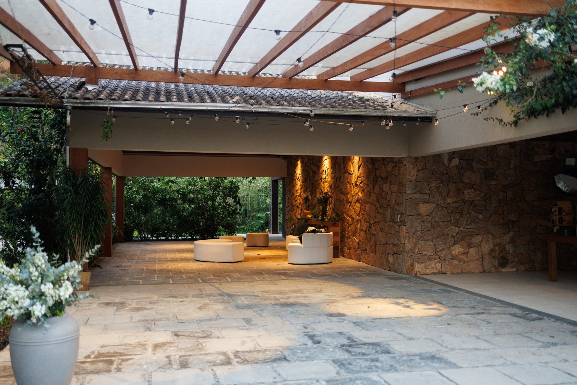 salao de pedras coberto pergolado